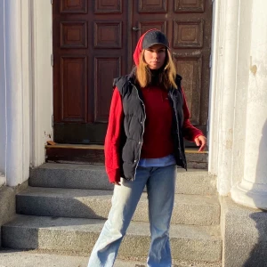 Trendig dunväst - Supersnygg dunväst som är ett måste i garderoben nu till våren. Jag är 170cm och på mig sitter den väldigt snyggt. Inga defekter!! Säljer endast vid bra bud:) köparen står för frakt om vi inte kommer överens om annat!