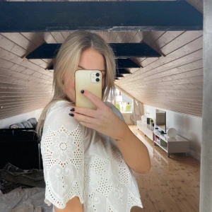 Topp - Croppad topp med spets detaljer 