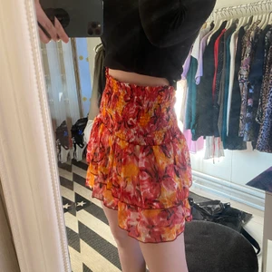 3 röda kjolar!! - Storlek:Första-SÅLD. Mitten-36(prislapp kvar). Sista-36❤️ skriv privat vid intresse!!✌🏼