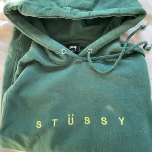 Stüssy hoodie i mörkgrön färg | strl S men passar även M | använd men bra skick. Gult tryck på bröstet. Nypris 999kr | Frakt tillkommer 