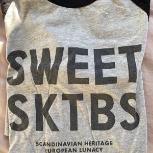 Långärmad tröja från Sweet Sktbs - Långärmad grå/svart tröja från Sweet Sktbs | strl M | frakt tillkommer