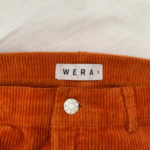 Manchesterbyxor - Orangea manchesterbyxor från WERA. Köpta på Åhléns för 699 kr. Finns en fläck längst ner på högra benet. Skriv för mer info:)