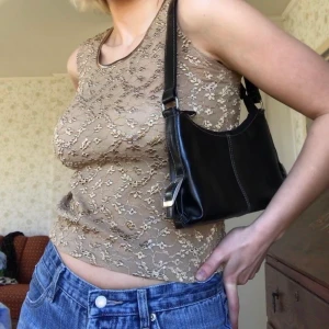 Så vacker topp! - Så vacker vintage topp😍 Så snygg till lågmidjat! I en strl 38 men kan passa både mindre och större då den är stretchig☺️💓 Väskan på bilden är också till salu❤️ FRI FRAKT :)