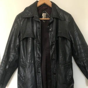 Svart läderjacka - Y2k jacka i strl 42 men skulle säga att den är mycket mindre än så, passar XS-M har inga defekter, bara att meddela för mer info :)