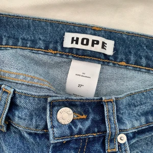 Jeans HOPE - Jeans från HOPE. Jättefint skick. Midwaist. Köptes för 1400 kr på HOPE i Göteborg. Storlek 27, passar en 24/25 i midjan också beroende på hur man vill att de ska sitta. 