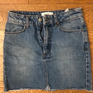 Jeanskjol - Mango - Super fin och skön jeanskjol från Mango. Mjuk i materialet och fin passform. Strl 34 men skulle säga att den fungerar även som 36