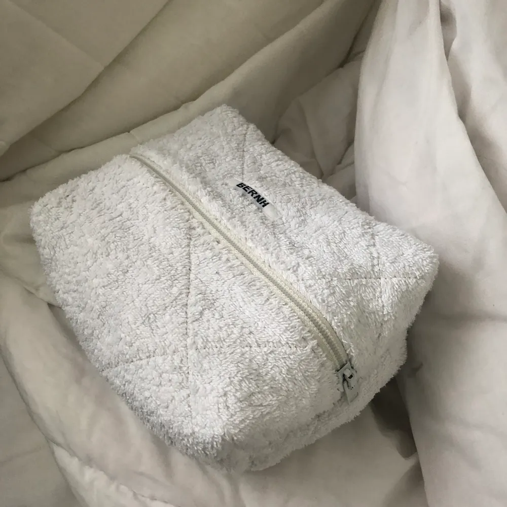 Hej jag syr egna necessärer mm gjorda av tyg som är återvunnit och köpt på secondhand 🥰🥰🤠 syr på beställning och fraktar så snabbt jag kan☺️💗 finns mer och annat på min Instagram @bernhbernh skriv gärna om ni har frågor. Laukut & Käsilaukut.