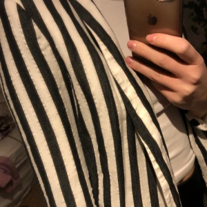 randig blazer - En randig blazer från hm! Skulle påstå att längden är perfekt och den är väldigt bekväm på. Fint skick!