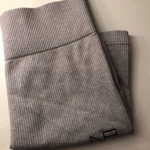 Grå ribbade cykelbyxor  - Super fina tränings skjorta (cykelbyxor) från NR, aldrig använda, storlek S 