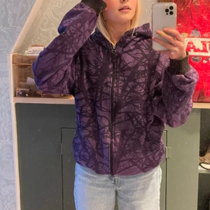 Zip up hoodie strl S - Skitcool lila zip up tröja, den är superskön❤️ Kommentera för intresse! 💗