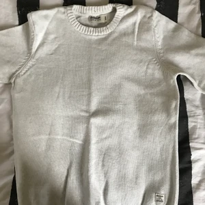 Dobber  - hej säljer min dobber tröja då jag inte har användning för den, jag köpte den men har inte haft på mig den mer en ett fåtal gånger och har bara låtit den vara i garderoben. Och jag säljer den nu för att någon ska kunna ha på sig den och använda den! vid intresse kontakta. 150kr+frakt