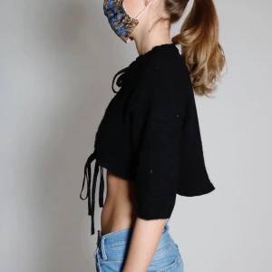 Front tie top - Cropped top med knyt framtill. Ursprungligen en stickad tröja från H&M som är omgjord av Scannable UF. Genom att skanna en QR-kod som finns fäst på plagget kan du läsa mer om materialet och dess miljöpåverkan! 💖💖