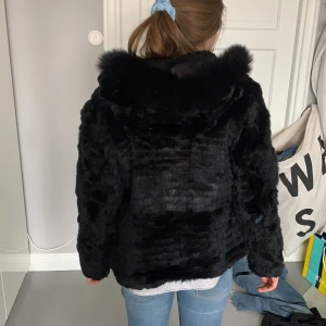Pälsjacka i äkta päls med luva - Pälsjacka från Maclauren med luva. Lite sliten så säljer för 300 kronor. 