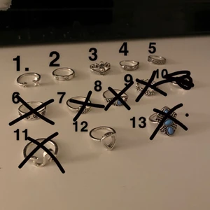Ringar silver och guld  - Säljer lite ringar!! 1 för 10 kr och 5 st för 40! Har markerat varje ring med ett nummer för att det ska vara smidigt, vill ni ha fler bilder på någon enskild ring så är det bara att skriva 🥰