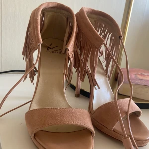 Cobler - Snygga klackar köpta på scorett, endast prövade då jag inte kan gå så hög klack😊 Storlek 36 (normal i storleken) , ny pris 1299kr, mitt pris 250 eller bud🌸🌷