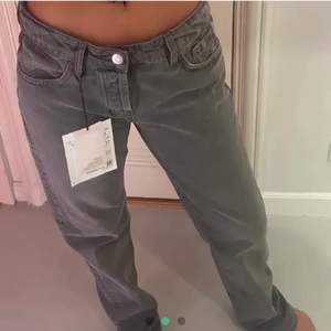 Säljer dessa populära Zara jeans med lågmidja! 💗 Dem är i storlek 38 men är insydda i midjan så den passar även 36💞💞 (lånade bilder) HÖGSTA BUDET: 370kr 💗💗