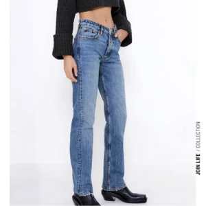 Blåa lågmidjade  - Blåa halvt lågmidjade jeans från zara. Användes endast 1 gång. Jättebra skick!! Buda från 200kr eller köp direkt för 450kr. Bud:370kr