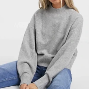 Tröja från & other stories - Stickad tröja från &other stories som varit väldigt populär det senaste året💕stl xs men funkar för mig som vanligt vis är en small