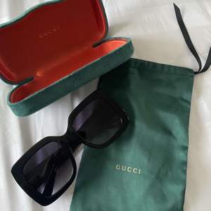 Helt nya, oanvända solglasögon från Gucci. Orginalpris 3000kr 💛BUDA i kommentarerna eller privat! Köp direkt för 1500