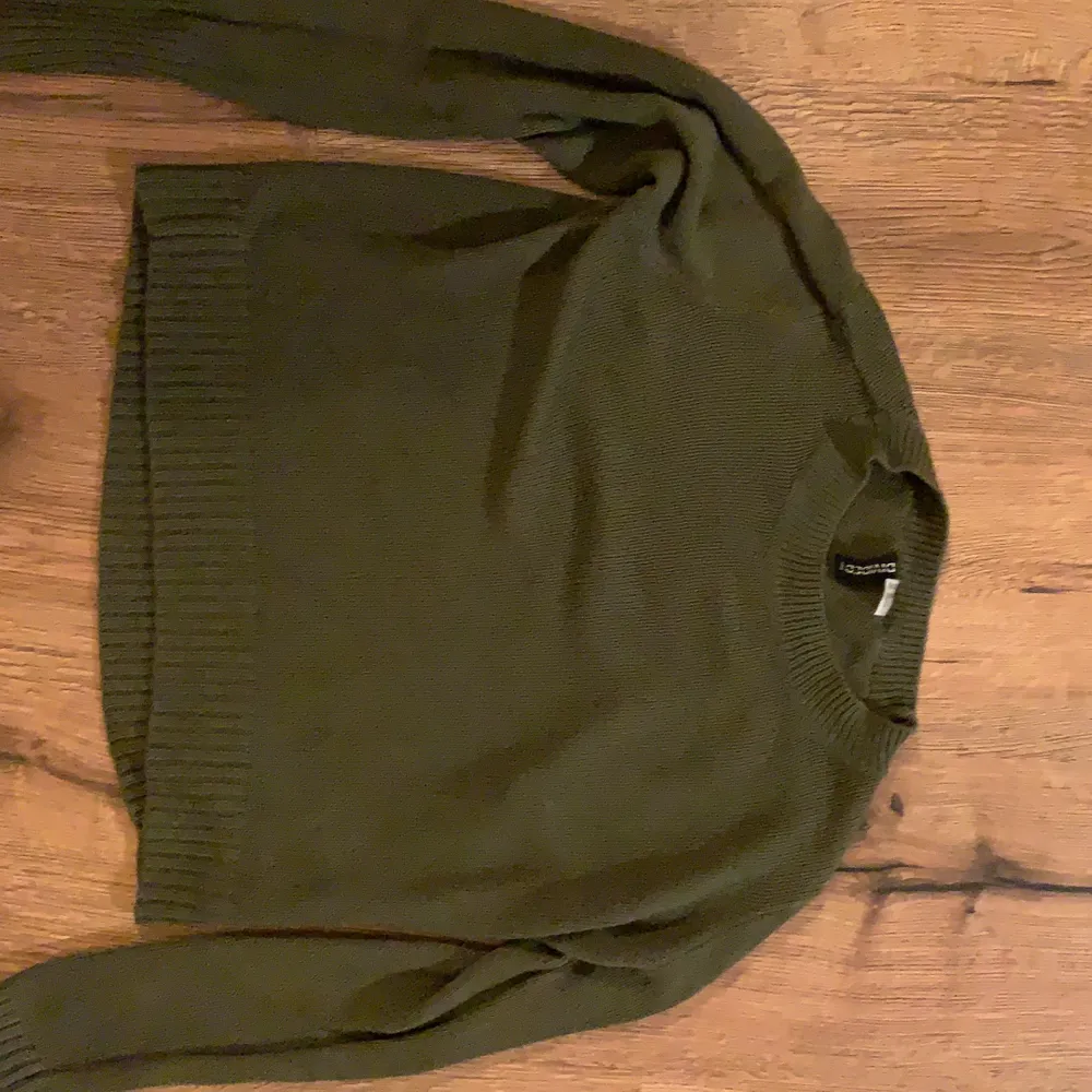super fin grön stickad tröja i storlek XS. gillar att ha ett linne över så det blir som ett layering piece!💓 . Tröjor & Koftor.