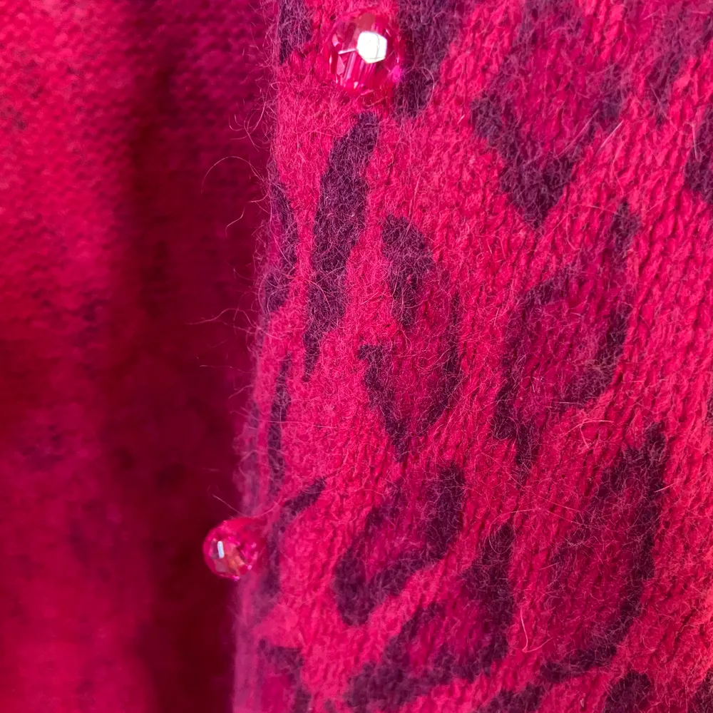 En otroligt söt och bekväm kofta i rosa leopardmönster. Säljer då jag redan har så många koftor och tänker att någon annan kan ha nytta av denna fina:) En extra söt detalj är knapparna! Frakt tillkommer.. Tröjor & Koftor.