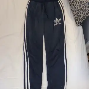  Adidas byxor i mörkblå färg storlek XS/S 