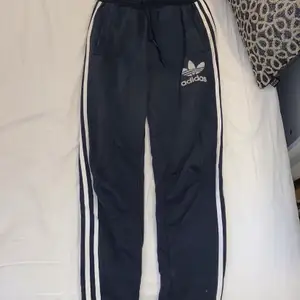  Adidas byxor i mörkblå färg storlek XS/S 