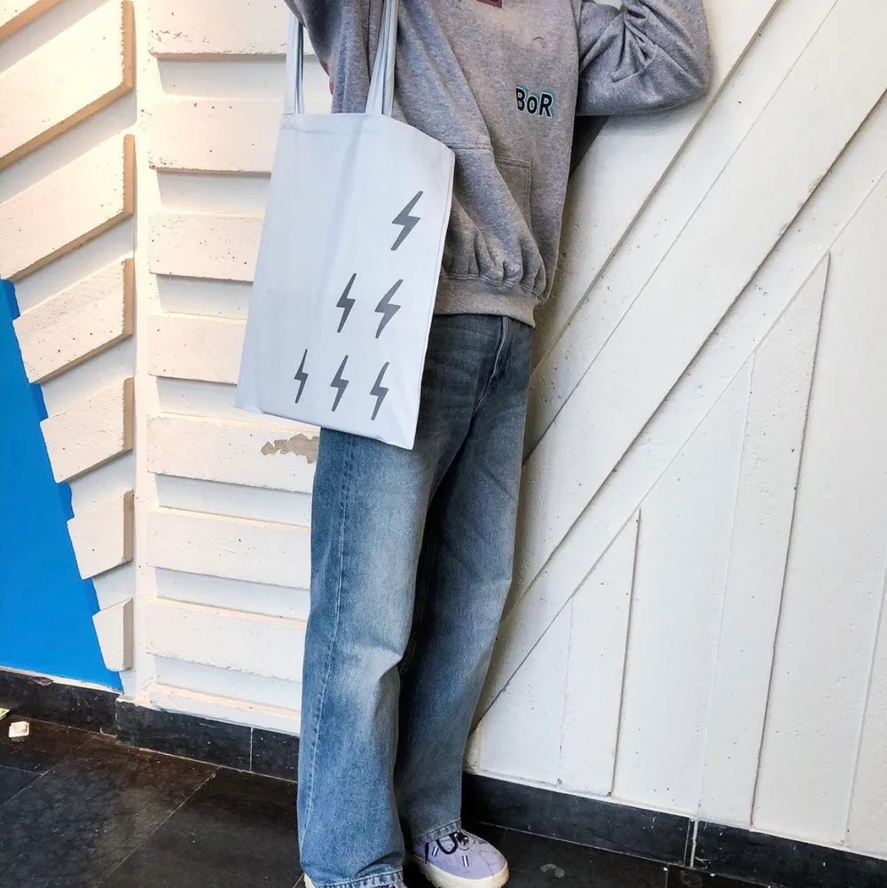 ⚡️Jag säljer med mitt UF-företag våra tygkassar i flera olika färger med reflextryck. ⚡️Hör av dig om du är intresserad och glöm inte att kolla in våran instagram: flashbag_uf. Asusteet.