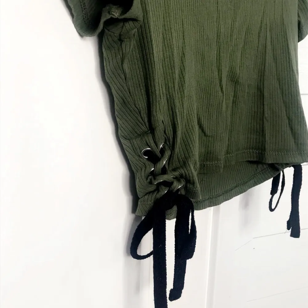 Riktigt snygg grön magtröja. Den har svarta snören i sidan. Storlek XS. 💕KÖPARE STÅR FÖR FRAKT💕 köpt på NewYorker.. T-shirts.