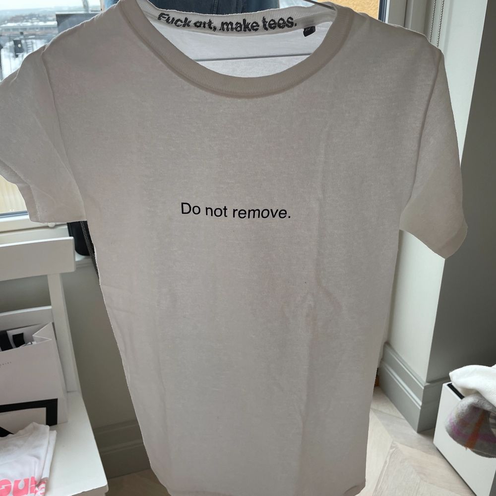 Säljer denna asnajs T-shirt från ”Fuck art, make tees” med trycket ”Do not remove.” T-shirten är i stl XS men jag som brukar ha S kan ha den så den är lite stor i storleken. Jag har använt T-shirten en eller två gånger och den är i nyskick. Materialet är inte alls genomskinligt som vita T-shirtar kan vara utan det är i bra kvalite! Säljer för 95kr + frakt!. T-shirts.