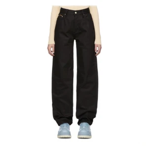 Eytys Jeans  - Black Benz Raw Jeans, från Eytys i storlek 24 Välanvända syns på tyget att det bleknats lite men utöver det är de i mycket fint skick🤩 modell är 170cm och har vanligtvis strl 26/27. Om flera intresserade buda i kommentarerna🥰 utgångspris 350kr, köpta för 1800kr 