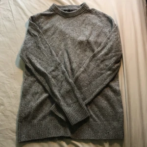 Grå stickad tröja - Superbasic bara grå stickad tröja, så bekväm o mysig! Storlek M men passar typ alla beroende på hur man vill att den ska sitta. Fint skick Möts Stockholm/fraktar🥰