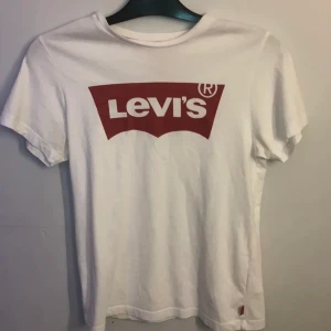 Levi’s T-shirt - Använd fåtal gånger och är i bra skick. Bara att skriva vid intresse, frågor eller önskan om fler bilder. Endast post och Swish!