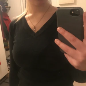 V-ringad tröja🖤 - Svart långärmad tröja med ribbat tyg längst ner i armarna, tröjan samt i v-ringningen.🖤 I gott skick! Köparen står för frakten❣️