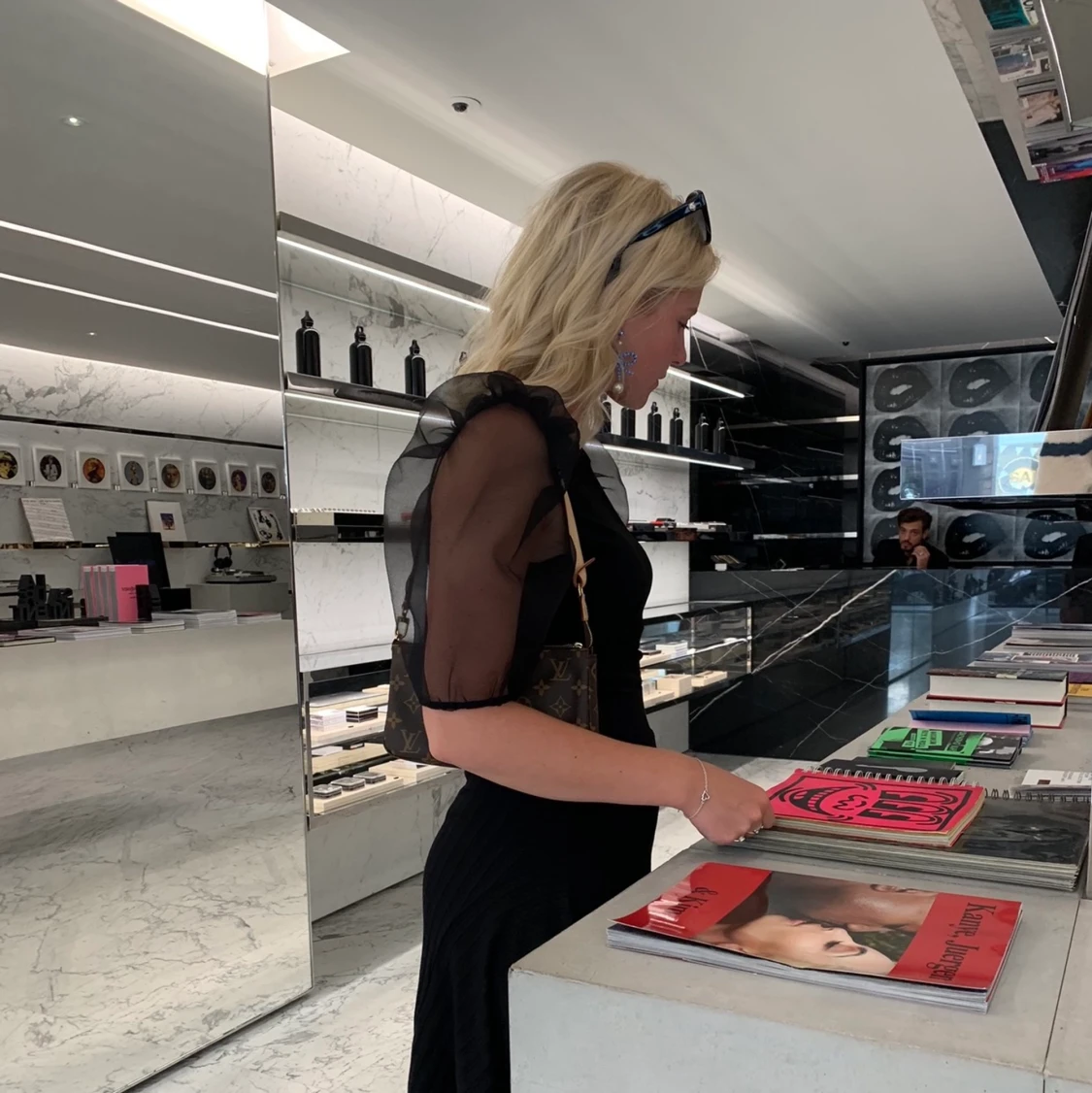 Topp i svart med puffärm i organza - 91