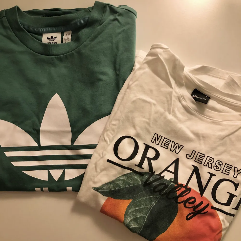 Säljer dessa 2 t-shirts! 50kr/st eller 80kr för båda 💕 den vänstra är köpt på Adidas och den högra är från ginatricot, båda i strl S. Skriv om du vill ha fler bilder eller vid frågor! 💓. T-shirts.