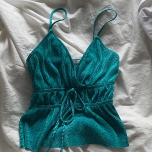 Topp  - Säljer denna as gulliga och fina topp från Pull & Bear! Budgivningen slutar klockan 12 tisdag den 9/3!!💕💕💕 högsta budet är 320 just nu💕 köparen står för frakten 💕