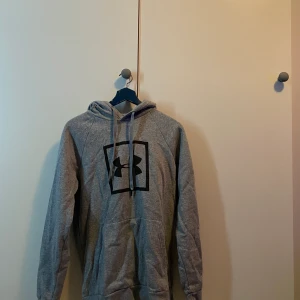 Under Armour hoodie - Storlek S