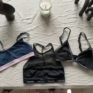 Calvin Klein toppar - Säljer tre stycken superfina Calvin Klein toppar då två av dem aldrig använts och 1 topp använts vid ett tillfälle. Alla är i storlek S. Frakt ingår i priset 🌻💕
