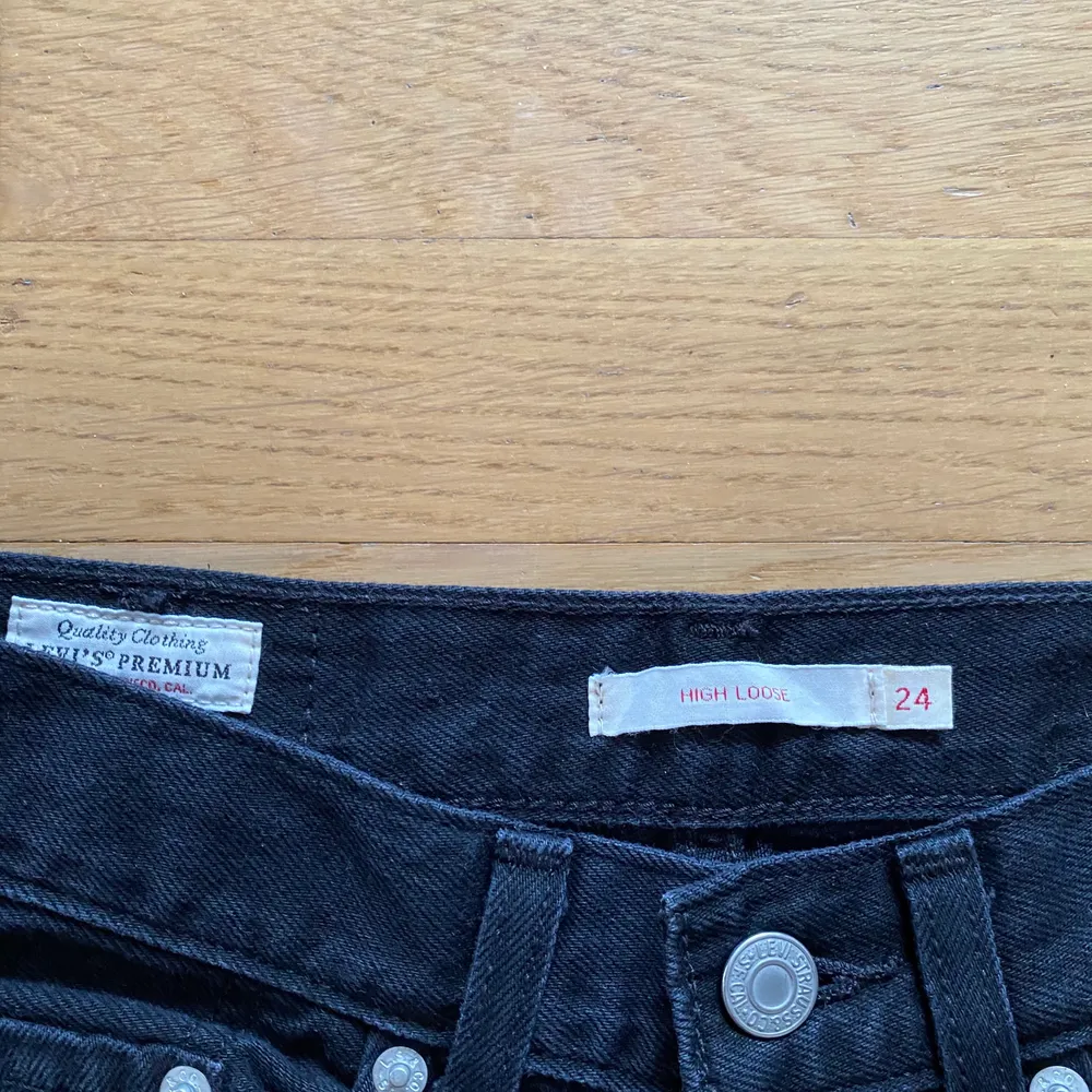 Ett par supersnygga svarta Levi’s jeans i modellen ”High Loose” i storleken W24 x L31. Köpta här på Plick men då de inte passade mig så väljer jag att sälja dem vidare ☺️ Har ni frågor eller är intresserade så är det bara att höra av er 💕 OBS: köparen står för frakten! . Jeans & Byxor.