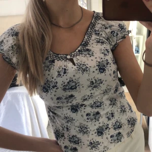 Blommig topp - 50kr , ser ingen storlek men tippar på xs? 