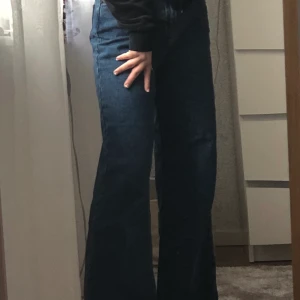 Nakd Jeans  - Snygga vida mörkblå nakd jeans!!! Inga slitningar, använt 1 gång så dem är gott som nya. Ganska stora i storleken