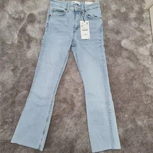 Säljer dessa  supersnygga jeans! De är helt oanvända och slutsålda på Zaras hemsida. Köpte de nyligen.