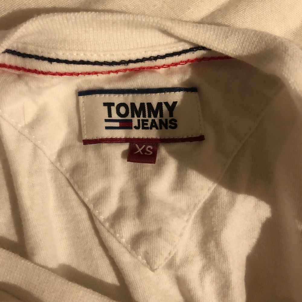 En lite kortare t-shirt från Tommy Hilfiger. Använd ett fåtal gånger så bra skick. . T-shirts.