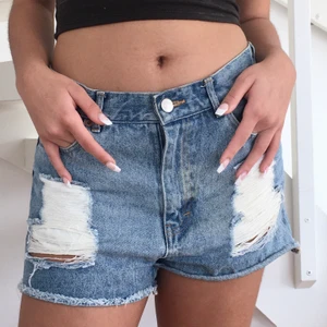 Snygga Jeans shorts  - Blå jeans shorts med slitningar från Monki 