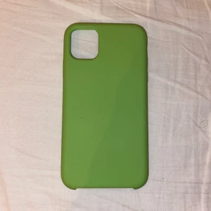 Mobilskal iPhone 11/XR - Säljer två iPhone 11 skal men som passar till XR också. Båda skalen är i bra skick och frakten ingår ej. Båda skalen för 120kr, Ett skal 70kr