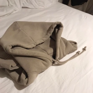 Hoodie från bikbok  - Fin ljusbeige hoodie från bikbok i st xs 😊 100kr eller högsta bud, köpare står för frakt 🤗 