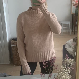 Stickad polo i bomull - En ljusrosa/ beige stickad polo i bomull som är en sval tröja perfekt att ta på sig på sommaren! Sparsamt använd strl xs från NA-KD