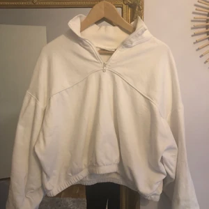 Vit zip Hoodie - En vit zip Hoodie från Weekday, nästan aldrig använd. Sitter super bra på och skön.  Frakt tillkommer. 