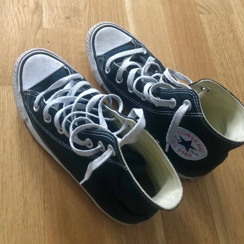 Säljer mina svarta converse! De är köpta i somras men är för små. Har använt dom okej mycket men har insett att de ger mig för mycket skoskav. Tvättar dem självklart innan. De har en defekt på vänstersko vart jag har gått. Buda gärna från 200 kr <3  HÖGSTA BUD: 280. Skor.